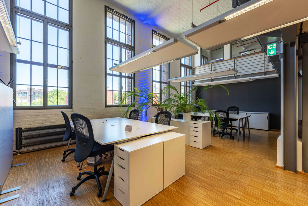 Fixed Desk – Thunderbolt Collective
